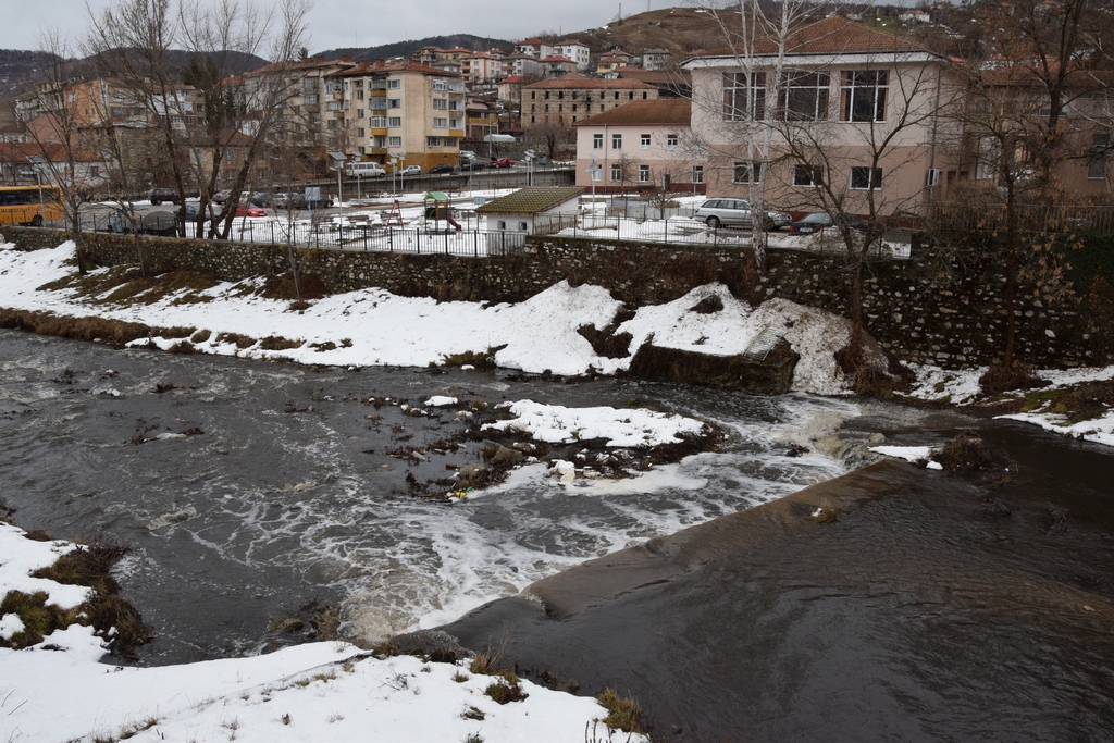 Река Ардинска тече черна през Ардино