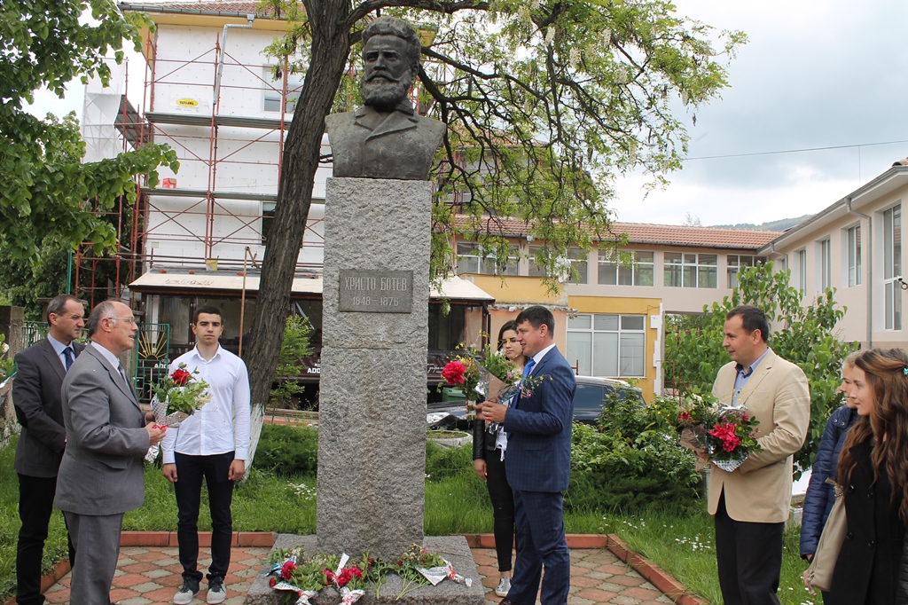 Венци и цветя за 9 май в Ардино