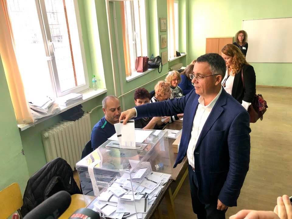 Инж. Хасан Азис почерпи за изборния си успех преди 16 години и за рождения ден на дъщеря си