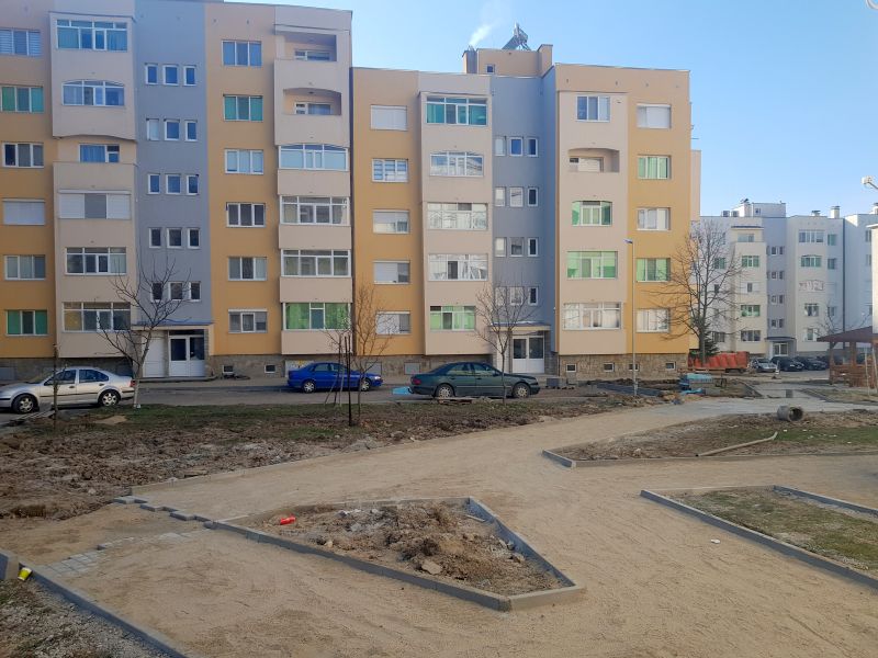 Обновяват се тротоари и улици в Момчилград