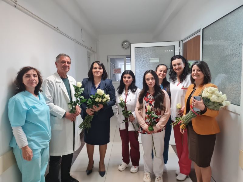 Бели рози за медиците на Момчилград