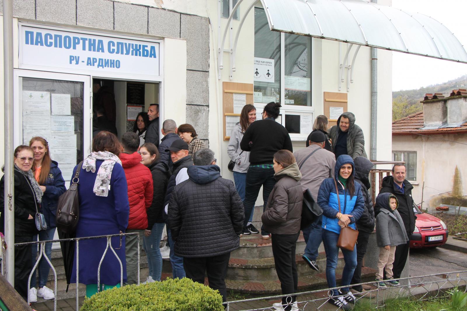 Наплив пред паспортната служба в Ардино