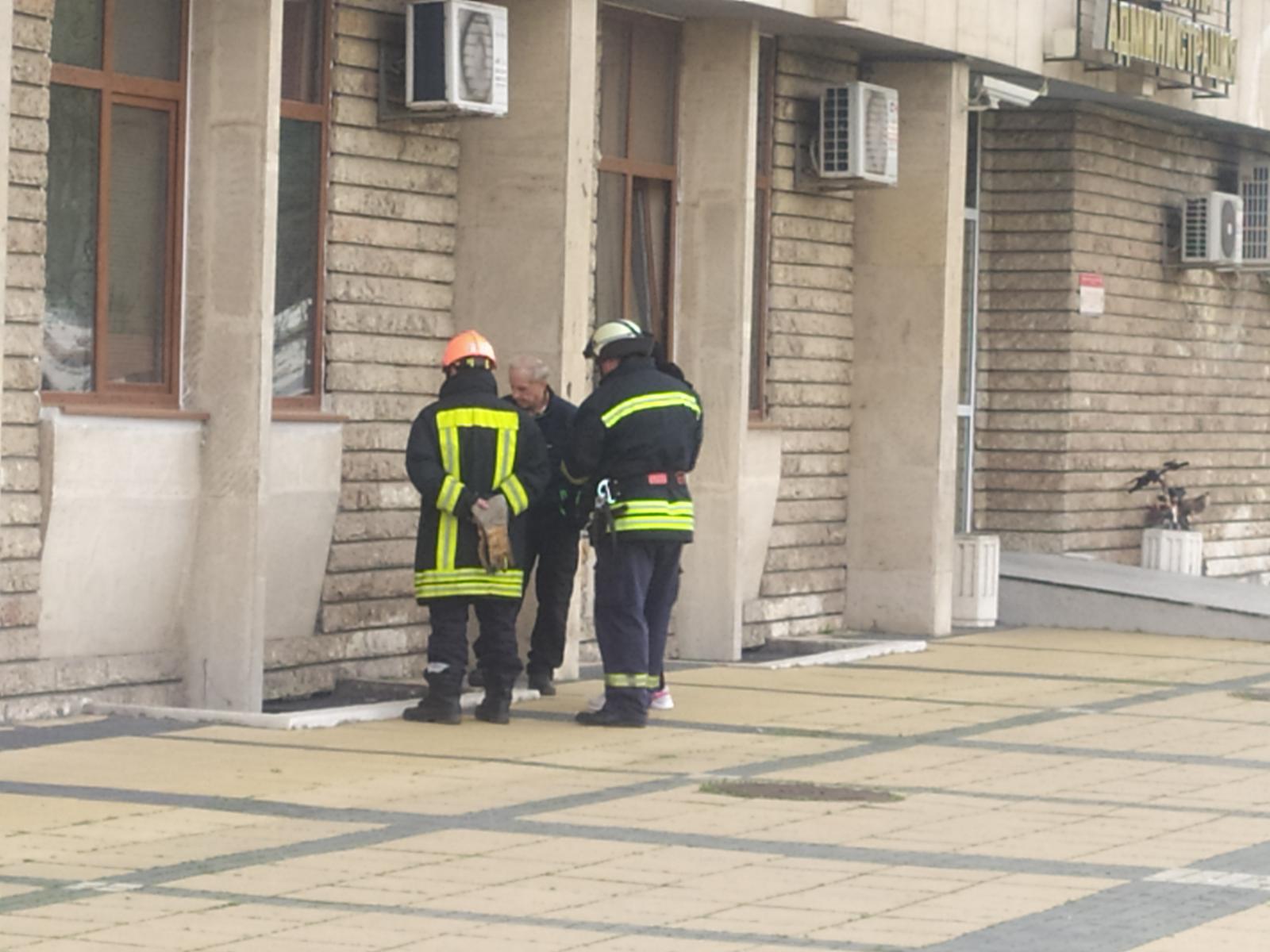 Огнеборци спасиха бременна котка, пропаднала в шахта на Общината