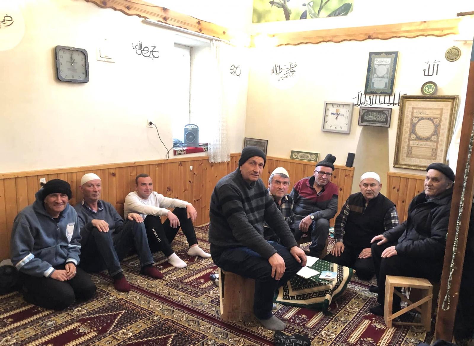 Единство в молитва: Железник чества Берат Кандили