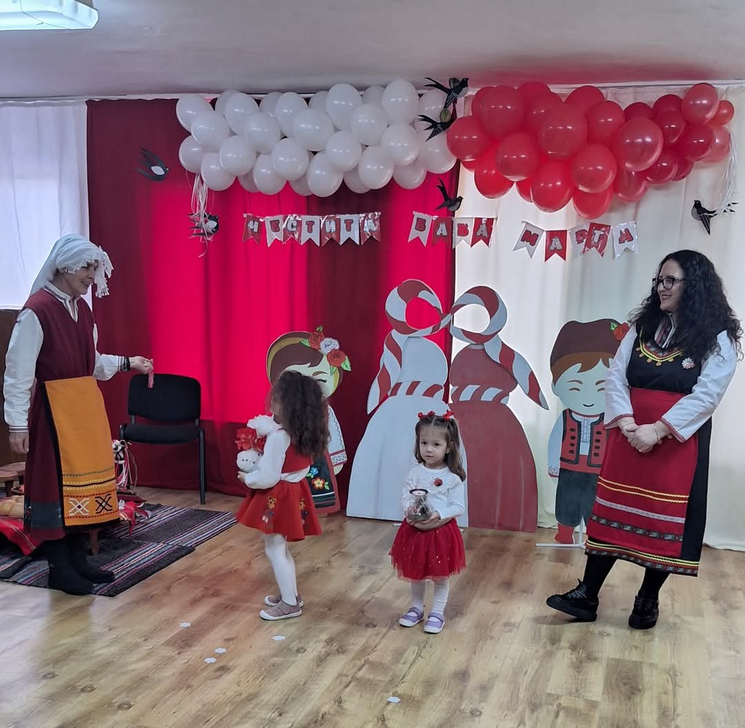 Баба Марта зарадва над 600 деца в Черноочене с мартеници