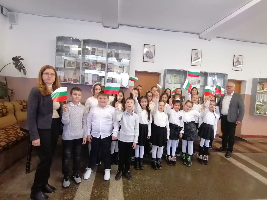 Чернооченски ученици и пчеларовци почитат героите на Свободата