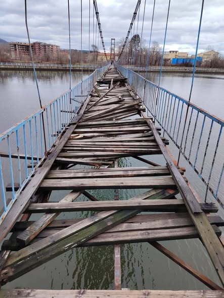 Въженият мост е затворен за движение